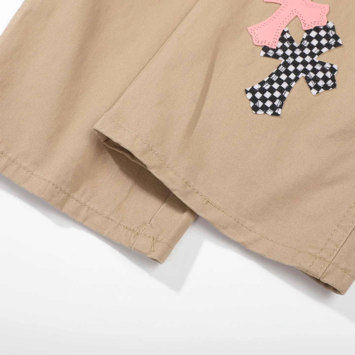 P270 CHROME HEARTS 2025 new khaki logging pink checkerboard cross leather couple style loose jeans Top ceiling quality Styles with different washed textures are very friendly to people with thin legs and thick legs. The straight and loose version is very flattering to the leg shape. The moderate length will never go out of style, easy to match with casually, the basic styling of various styles, a must-have in the wardrobe! The fabric is stiff but also makes the upper body soft without losing texture. The washing process is even more perfect. It is a must-have item for everyone! ! ! Color: Khaki Size: 28/30/32/34 Waist: 75/80/85/90 Knee: 45.5/47/48.5/50 Pants length: 102/104/106/108